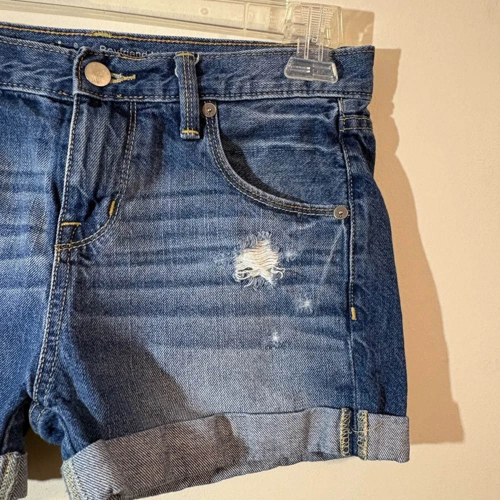 Mossimo women’s size 00/24 Boyfriend‎ Midi denim blue jean shorts distressed
